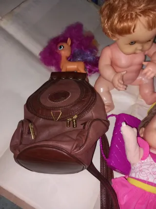 Lote Muñecas y Mochila Piel