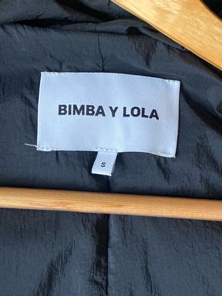 Chaleco largo negro con capucha Oversize.