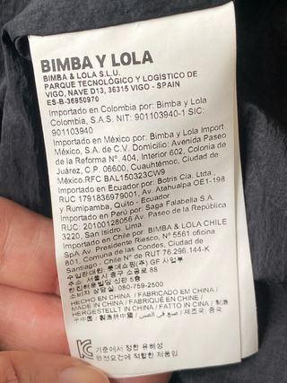 Chaleco largo negro con capucha Oversize.