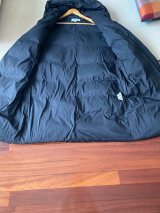 Chaleco largo negro con capucha Oversize.