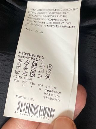 Chaleco largo negro con capucha Oversize.