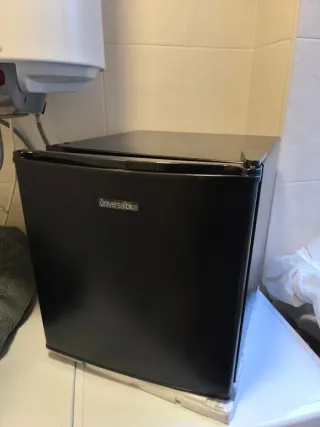 Mini nevera o bar negro