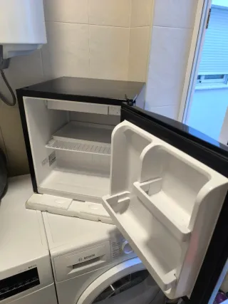 Mini nevera o bar negro