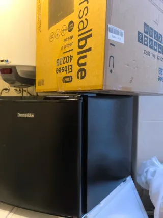 Mini nevera o bar negro