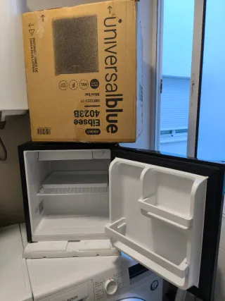 Mini nevera o bar negro