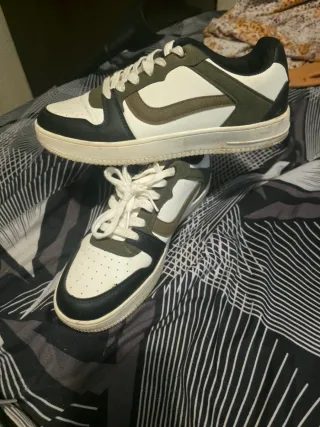 Zapatillas deportivas verde oliva y blanco