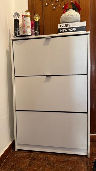 Zapatero blanco y marrón