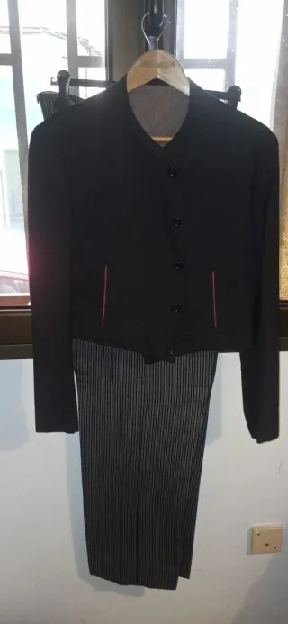 Traje de corto beige y negro