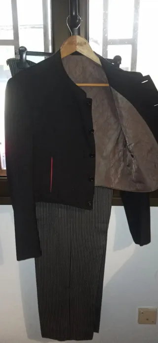 Traje de corto beige y negro