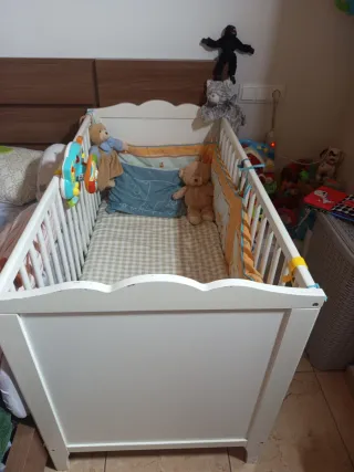 Cuna de madera blanca