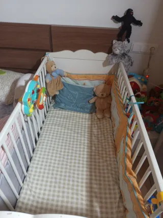 Cuna de madera blanca