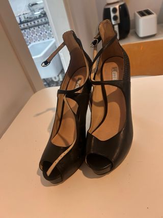 Zapatos Guess Tacón Peep Toe Negro