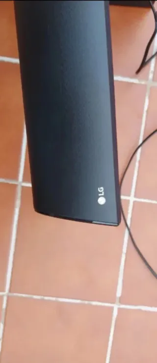 Barra de Sonido LG Negra con Subwoofer y Mando
