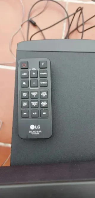 Barra de Sonido LG Negra con Subwoofer y Mando