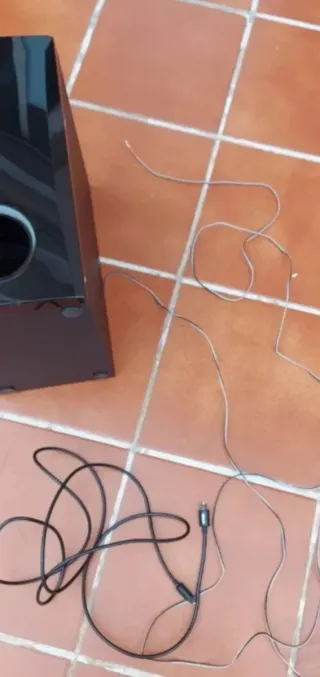 Barra de Sonido LG Negra con Subwoofer y Mando