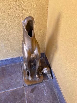 Escultura Galgo Roto Cera