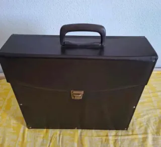 Maletín negro con asa y cierre