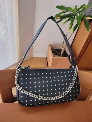Bolso negro tachuelas Stradivarius