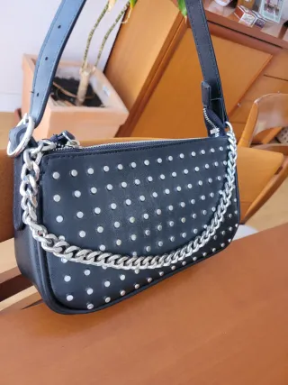 Bolso negro tachuelas Stradivarius