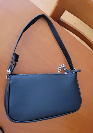 Bolso negro tachuelas Stradivarius