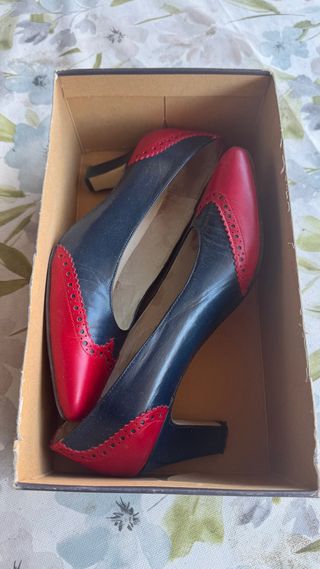 Elegantes zapatos bicolor tacón azul y rojo