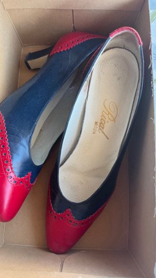 Elegantes zapatos bicolor tacón azul y rojo