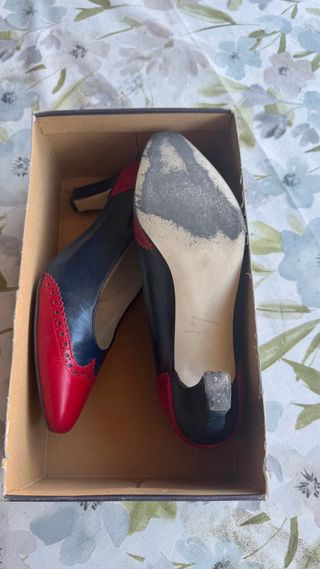 Elegantes zapatos bicolor tacón azul y rojo