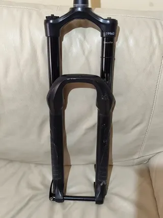 Suspensão Rockshox Lyrik 29 RC2 Charger 2.1