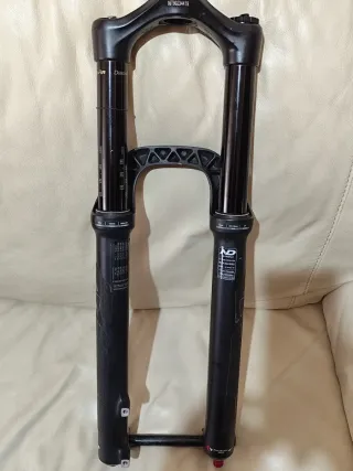 Suspensão Rockshox Lyrik 29 RC2 Charger 2.1