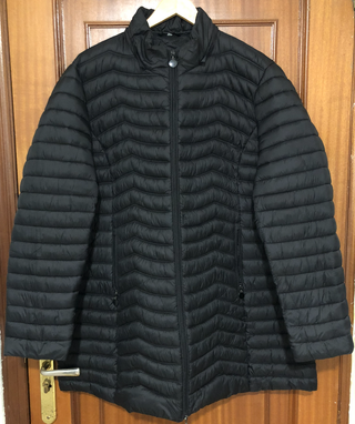 Chaqueta 3/4 mujer negra con capucha desmontable.