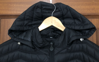 Chaqueta 3/4 mujer negra con capucha desmontable.