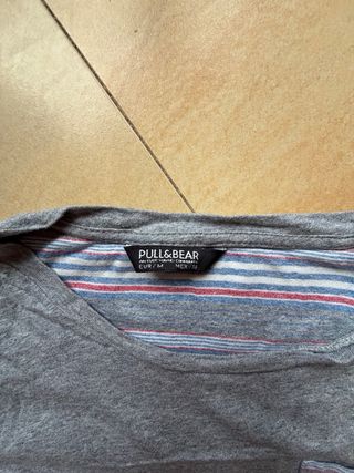 Camiseta gris con bolsillo estampado