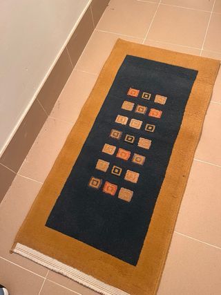 Alfombra pequeña azul y marrón