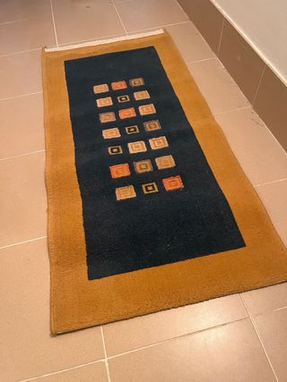 Alfombra pequeña azul y marrón