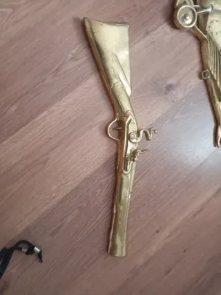 Adorno de bronce antiguo.  cada cosas vale 20 euro