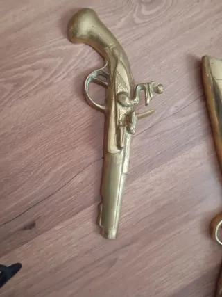 Adorno de bronce antiguo.  cada cosas vale 20 euro