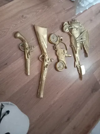 Adorno de bronce antiguo.  cada cosas vale 20 euro