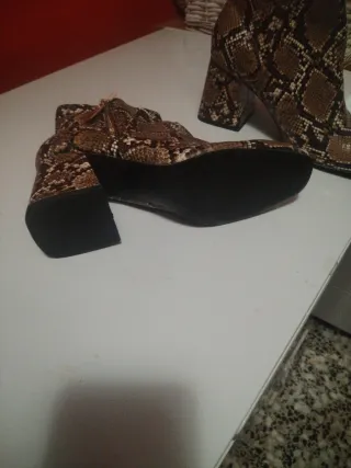 Botines Stradivarius efecto piel serpiente