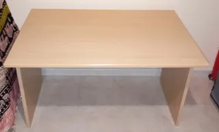 Scrivania robusta in legno con mensola