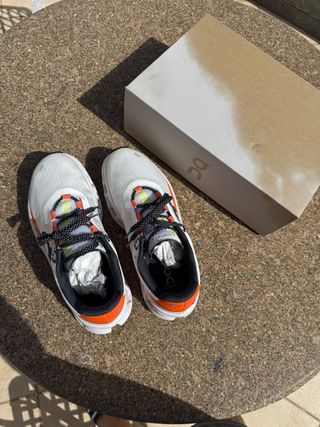 On Cloudmonster Talla 43 Naranja Blanco