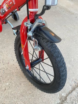 Bicicleta infantil roja con ruedines