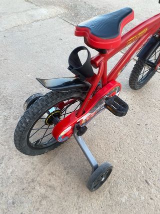 Bicicleta infantil roja con ruedines