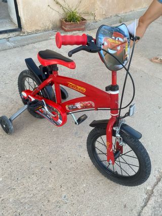 Bicicleta infantil roja con ruedines