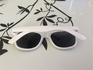 Gafas de sol vintage blancas y negras