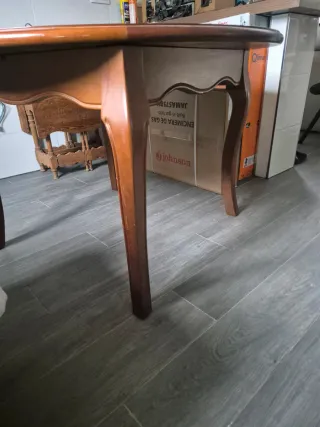 Mesa de comedor redonda de madera