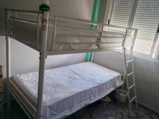 Literas blancas con colchones