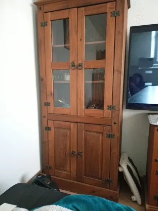 Armadio in legno con porte in vetro