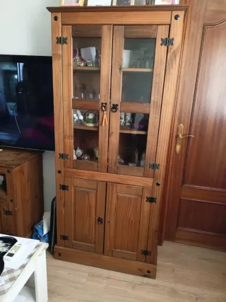 Armadio in legno con porte in vetro