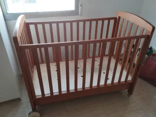 Cuna de madera con cajón