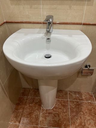 Lavabo de baño de cerámica